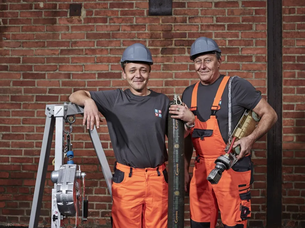 Two KSG sewer specialists with their tools