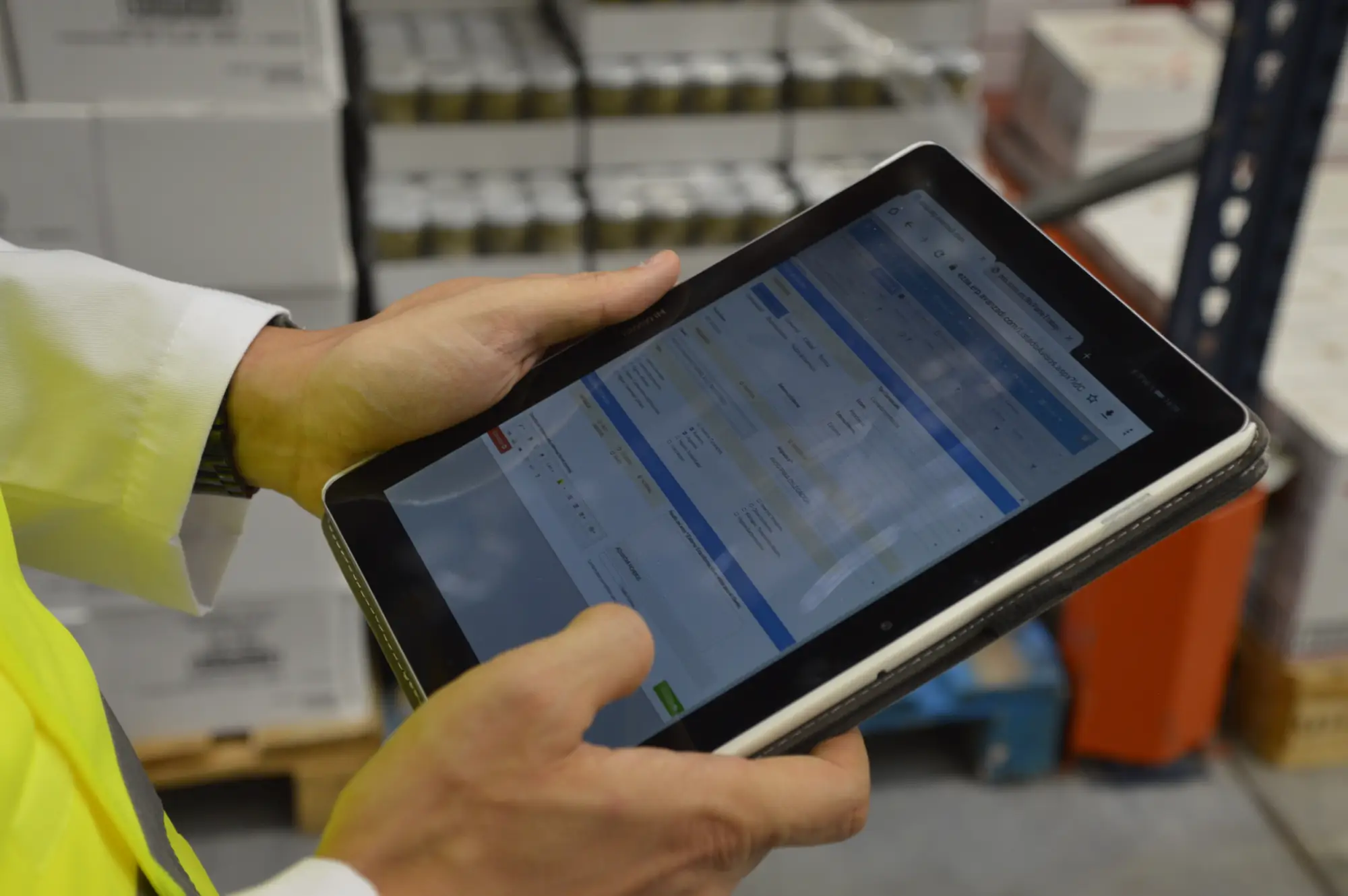 Digital pest monitoring on a tablet in a food warehouse