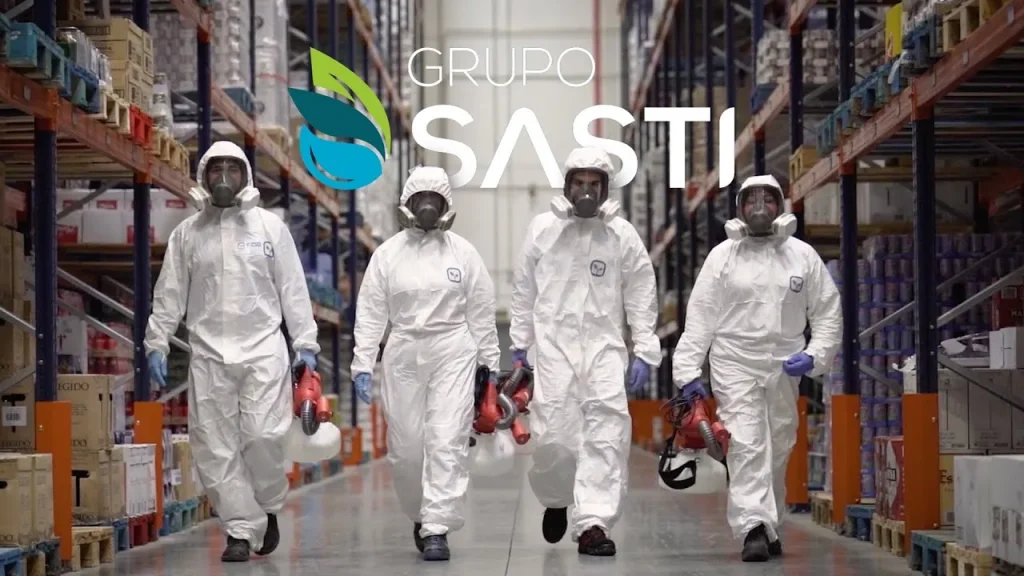 Grupo SASTI environmental health technicians in protective suits