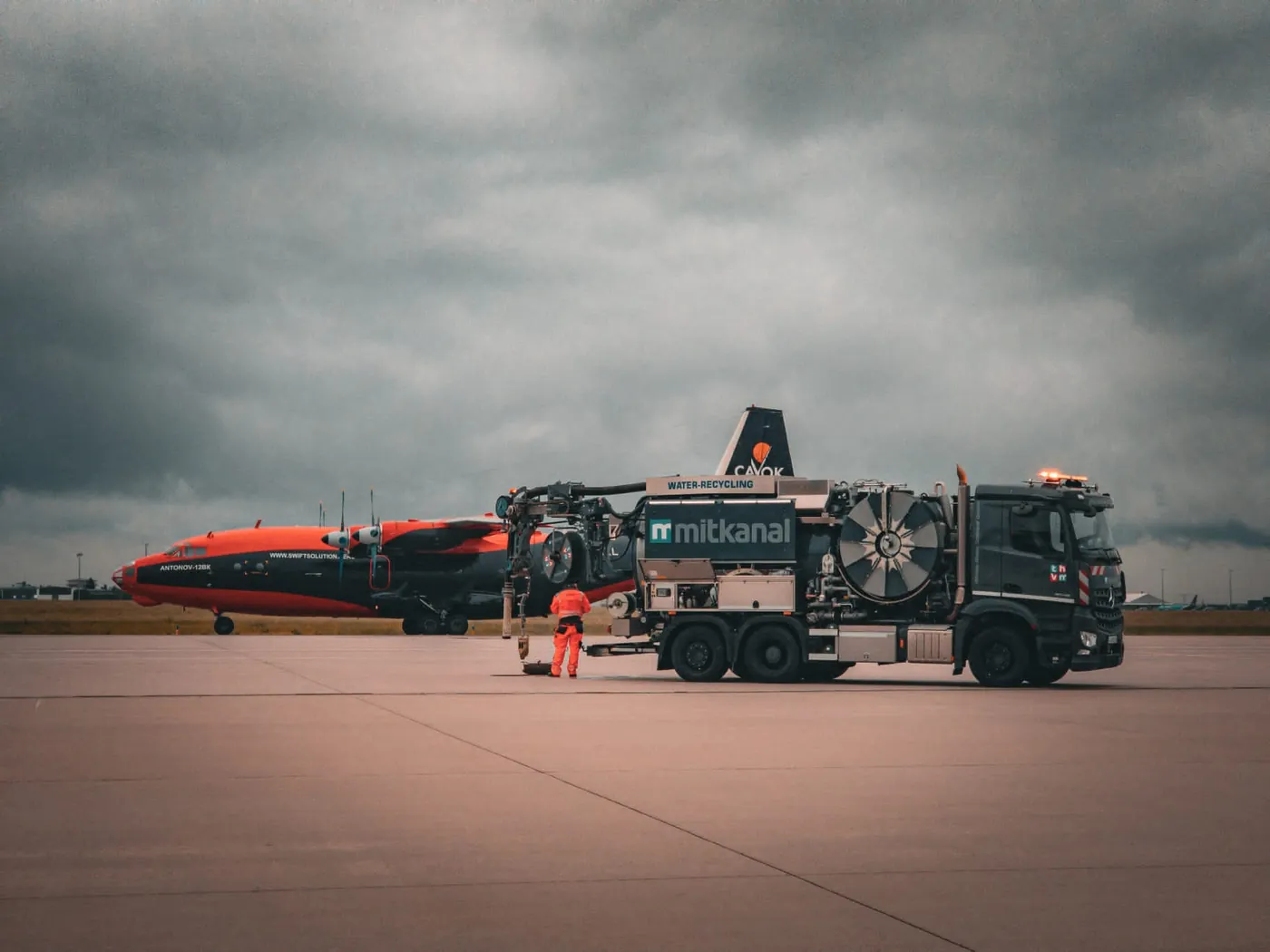 KSG vehicle at work on an airport apron